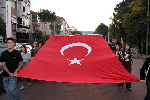 Kula'da 19 Mayıs coşkusu fener alayıyla taçlandı