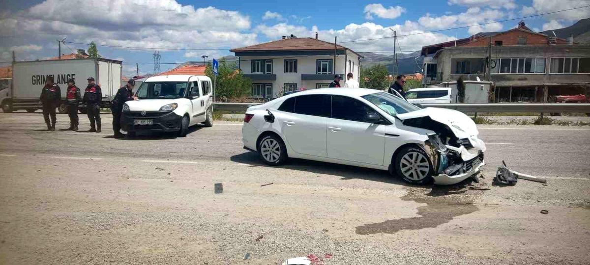 Malatya'da hafif ticari araç ile otomobil çarpıştı: 2 yaralı