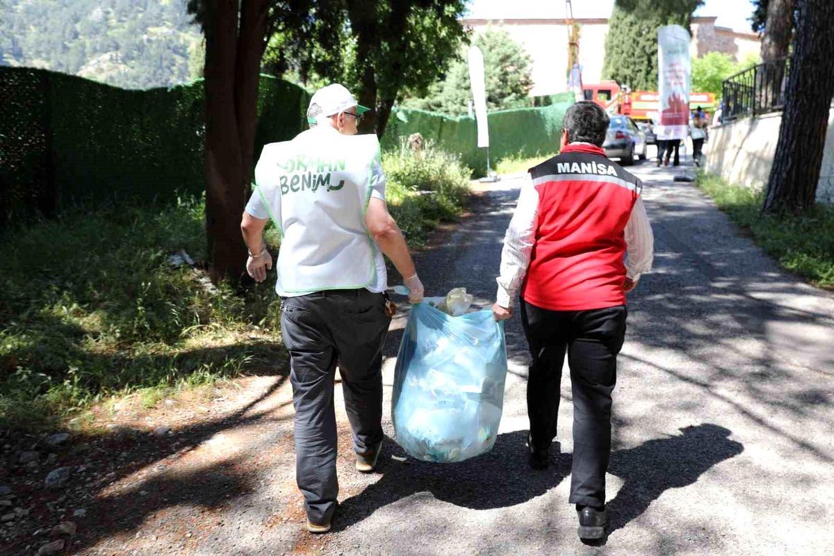 Manisa'da ormanlık alanda yüzlerce kilo çöp toplandı