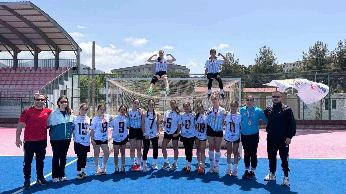 Menteşe Cumhuriyet Ortaokulu hokey takımı Türkiye üçüncüsü oldu