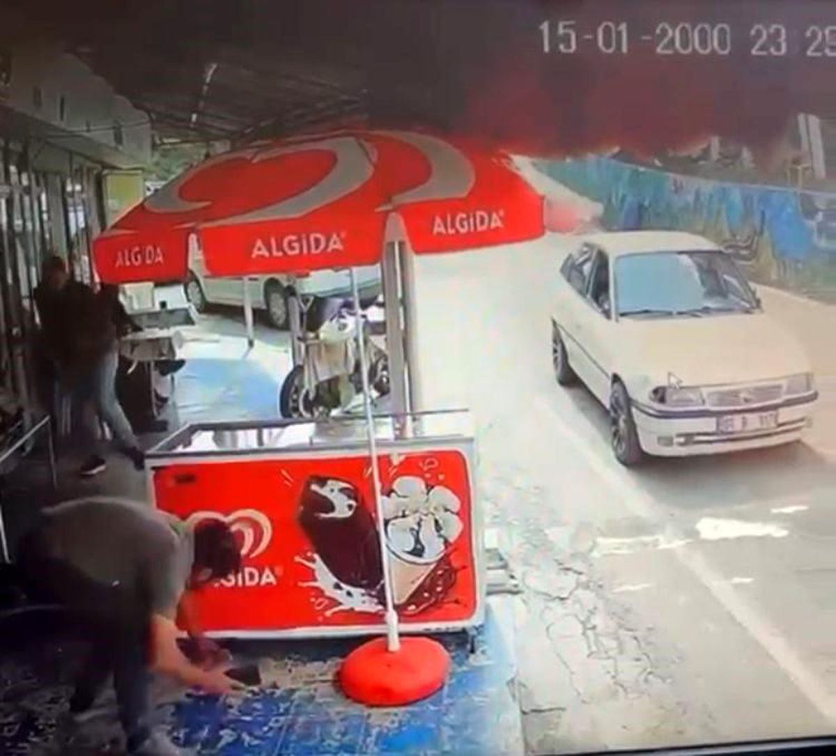 Mersin'de 4 kişinin öldüğü silahlı saldırı anı kamerada