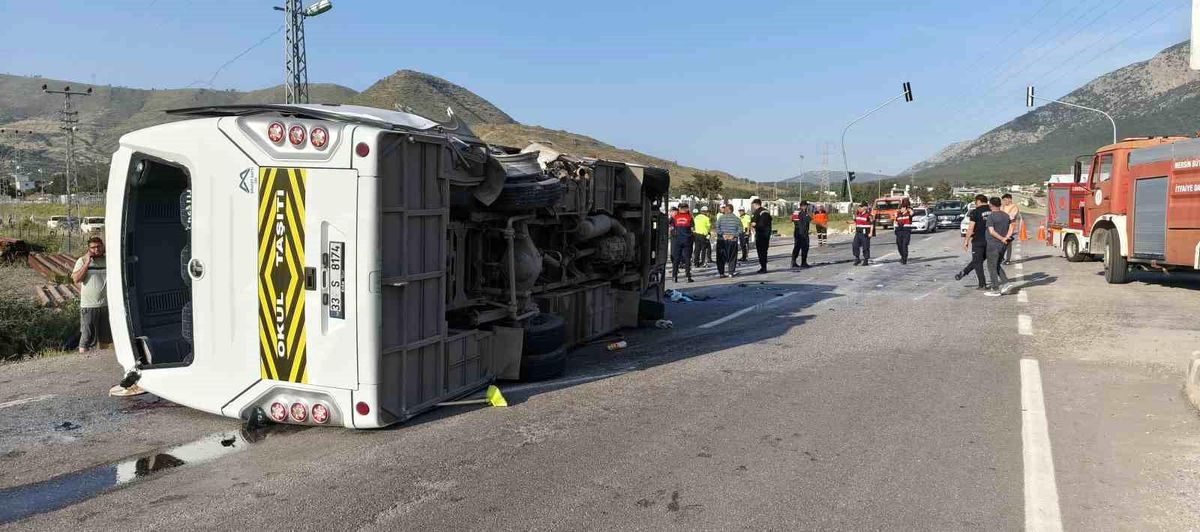 Mersin'de öğrenci servisi devrildi: 17 yaralı