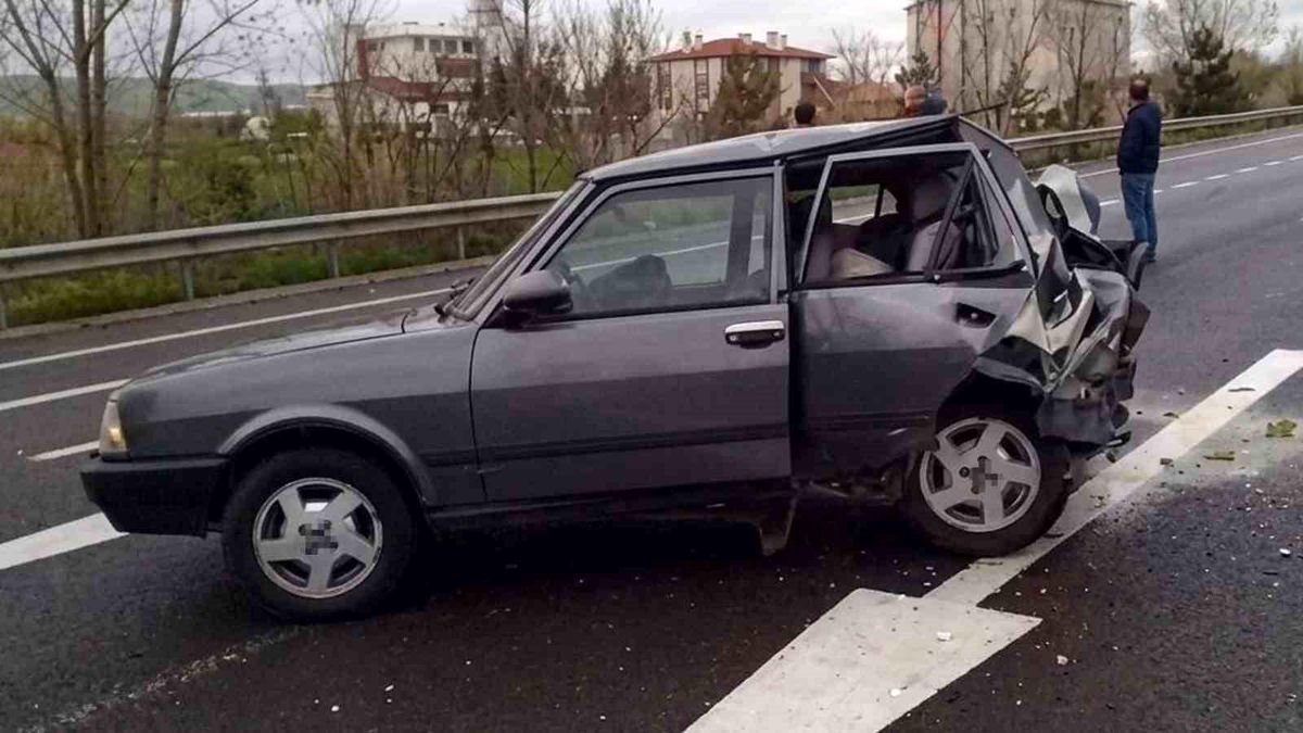 Minibüs park halindeki otomobile çarptı: 3 ölü, 5 yaralı