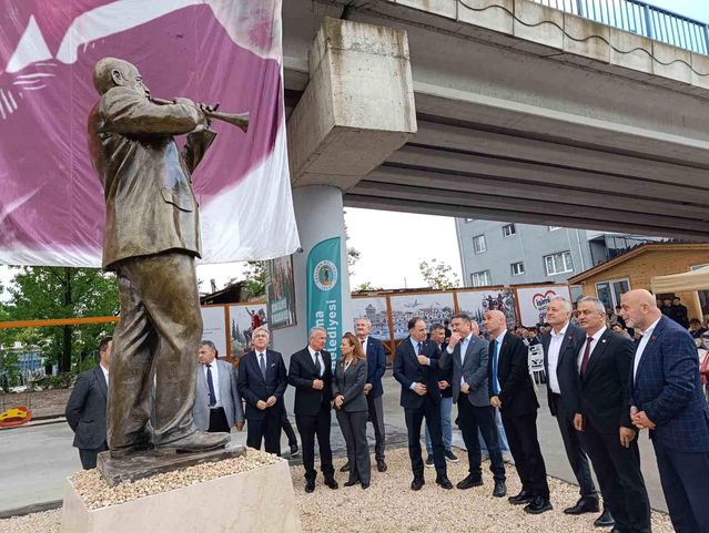 Miting ve açılışların unutulmaz ismi Seyfi Usta'nın heykeli açıldı