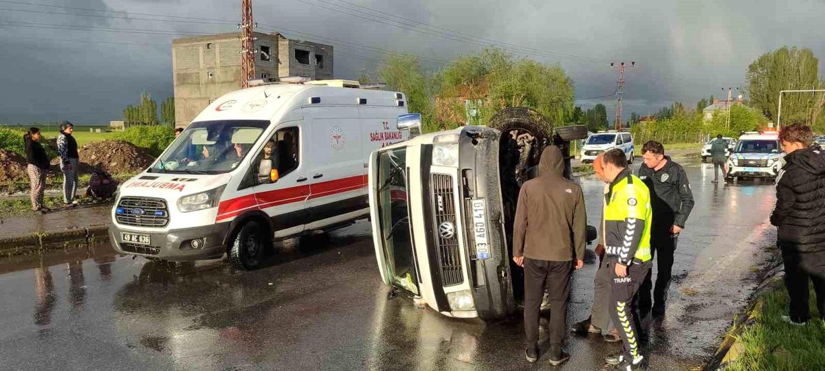 Muş'ta dolu yağışı sırasında kontrolden çıkan minibüs yan yattı: 2 yaralı