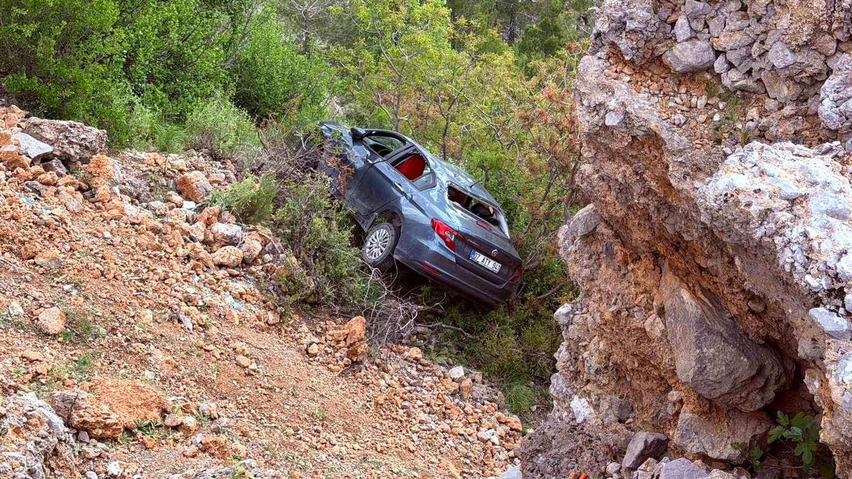Otomobil şarampole yuvarlandı: 3'ü çocuk 5 kişi yaralandı