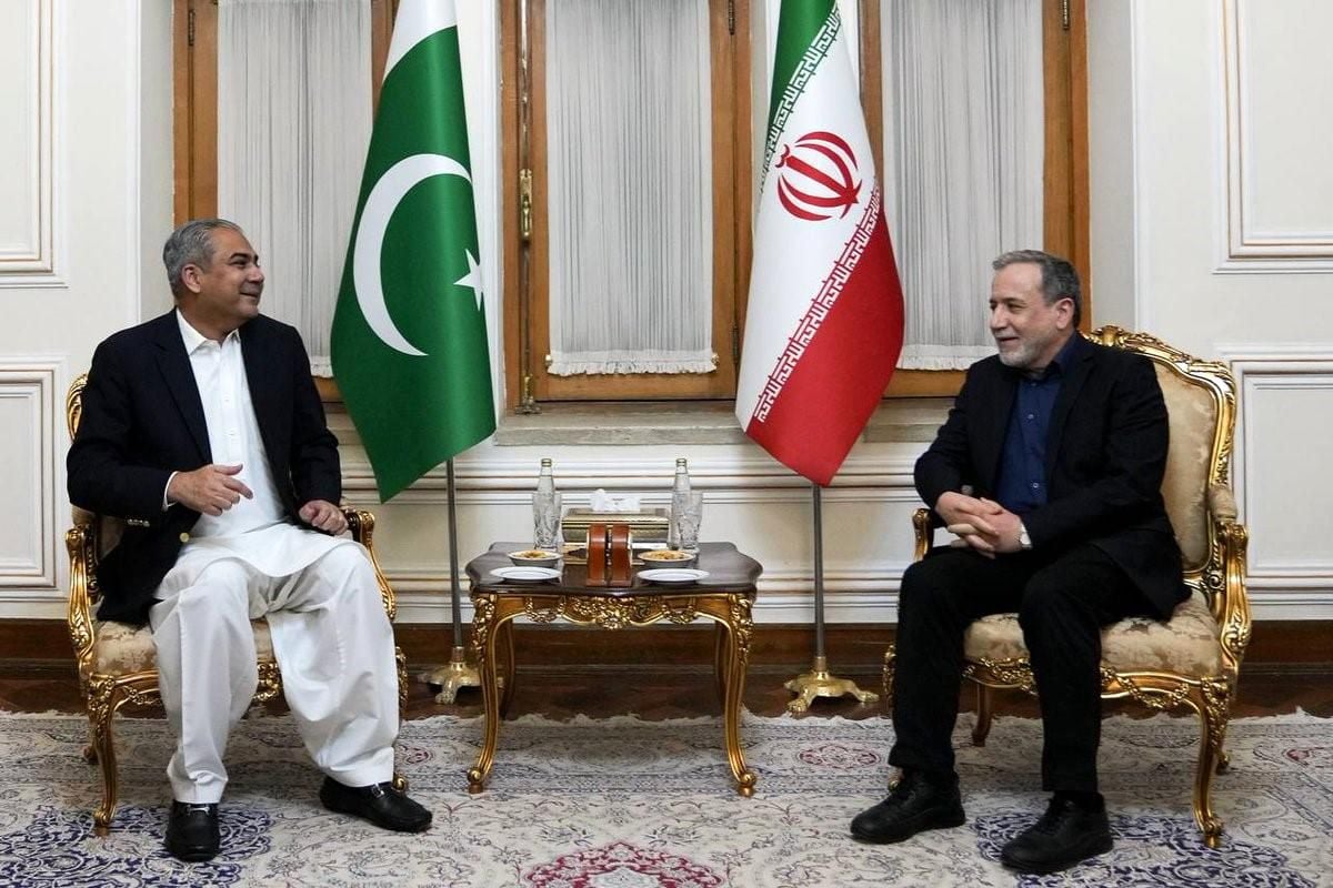 Pakistan İçişleri Bakanı Naqvi, İran Dışişleri Bakanı Arakçi ile bir araya geldi