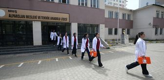 Sağlık alanında eğitim gören liselilerden köylerdeki çocuklara ilk yardım eğitimi