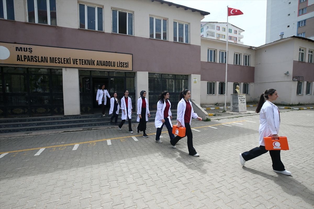 Sağlık alanında eğitim gören liselilerden köylerdeki çocuklara ilk yardım eğitimi