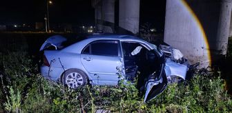 Sakarya'da köprü ayağına çarpan otomobildeki 2 kişi yaralandı