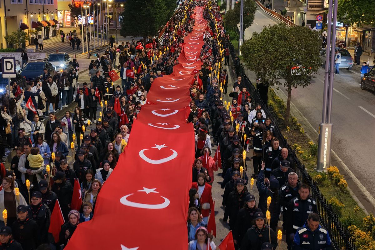 Samsun'da 'Bayrak ve Fener Alayı' yürüyüşü