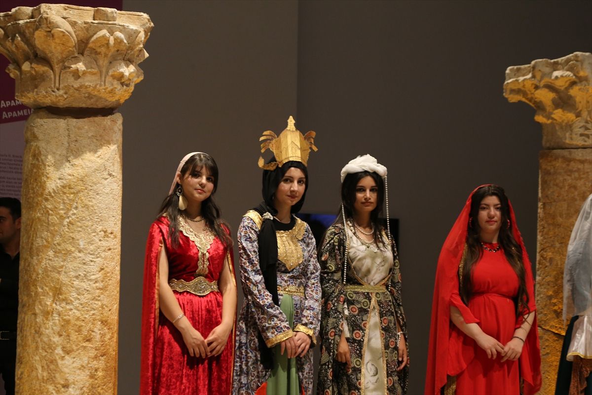 Şanlıurfa'da öğrencilerden 'Osmanlı kıyafetleri' defilesi