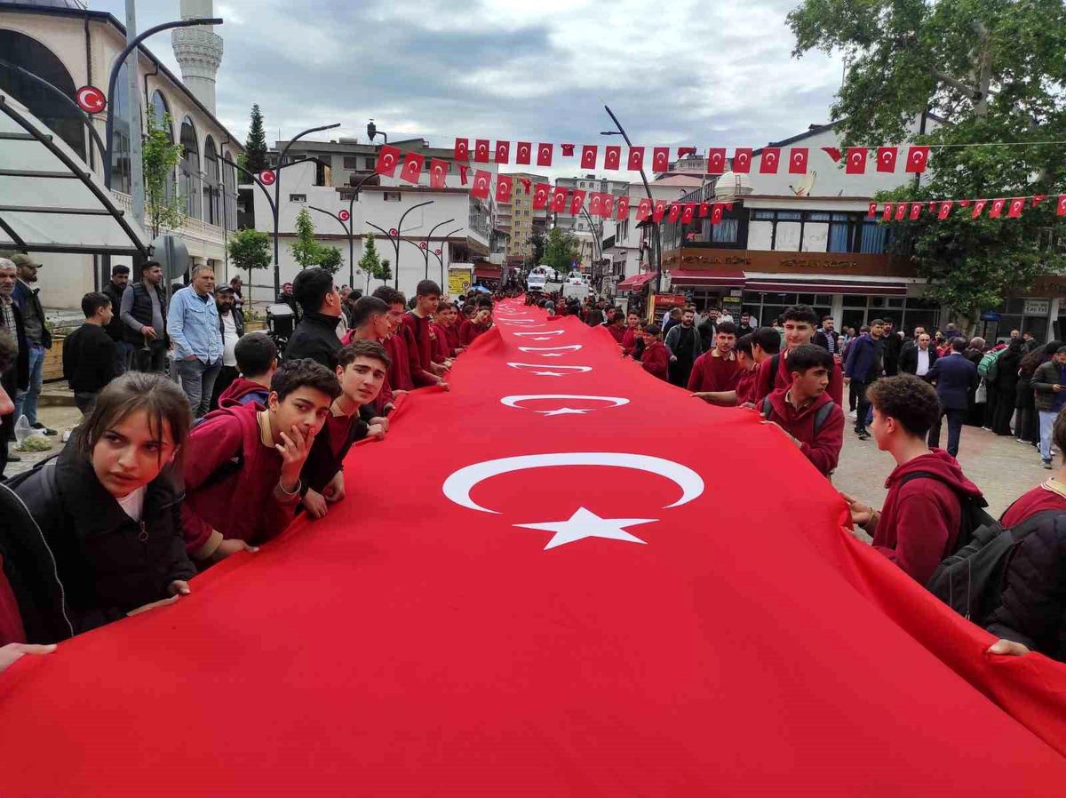 Sason'da 100 metrelik bayrakla "Gençlik Yürüyüşü" düzenlendi