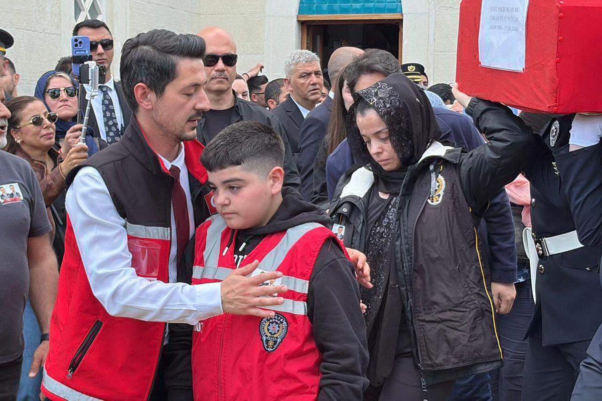 Şehit eşinin tabutunu omuzladı