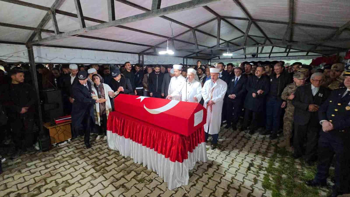 Şehit polis Emrah Koç Van'da son yolculuğuna uğurlandı