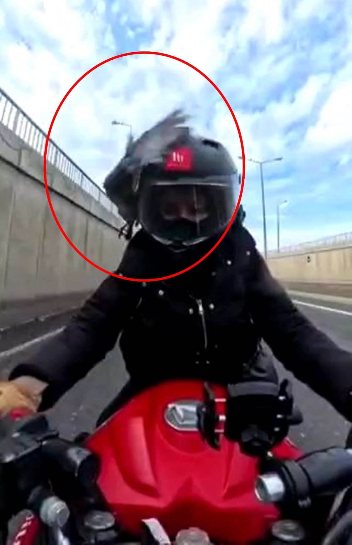 Seyir halindeki motosikletin sürücüsünün kaskına güvercin çarptı