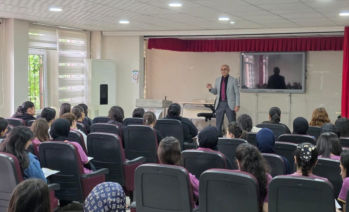 Siirt'te lise öğrencilerine yönelik konferansı düzenlendi