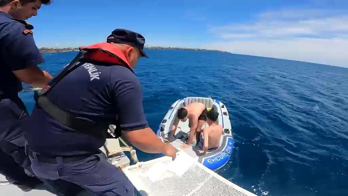 Şişme botları patlayan ve rüzgarla sürüklenen 2 genci sahil güvenlik ekipleri kurtardı