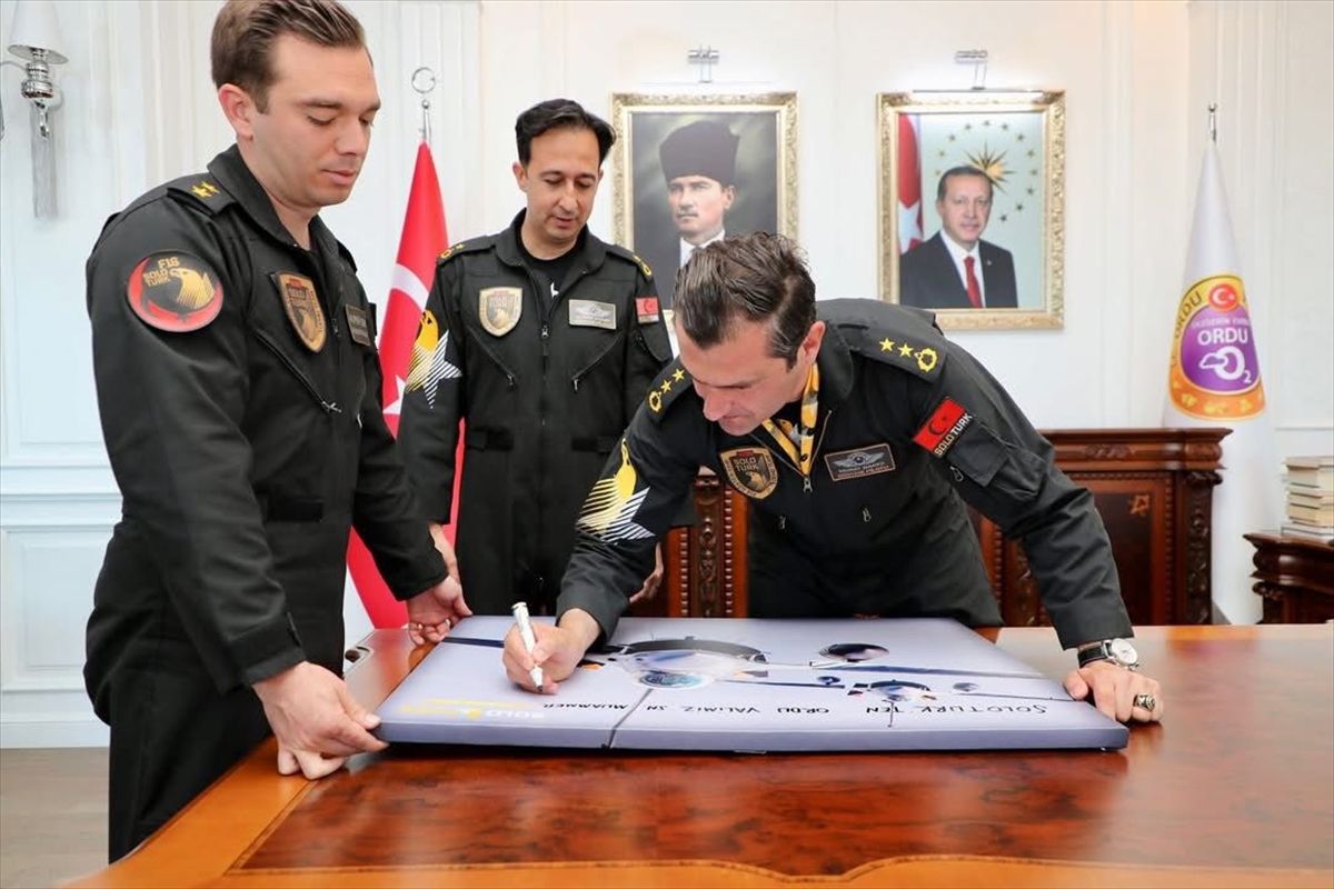 SOLOTÜRK ekibinden Ordu Valisi Erol'a ziyaret