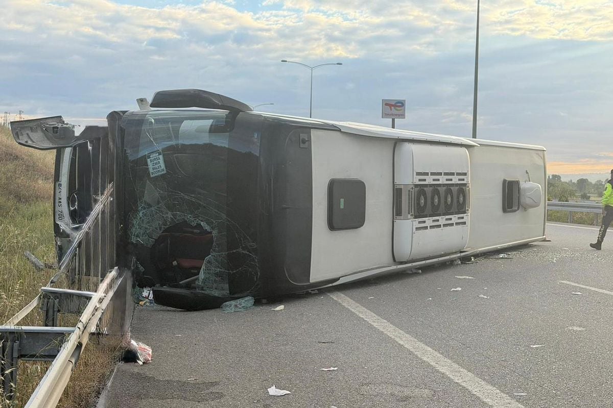 Susurluk'ta yolcu otobüsü devrildi: 25 yaralı