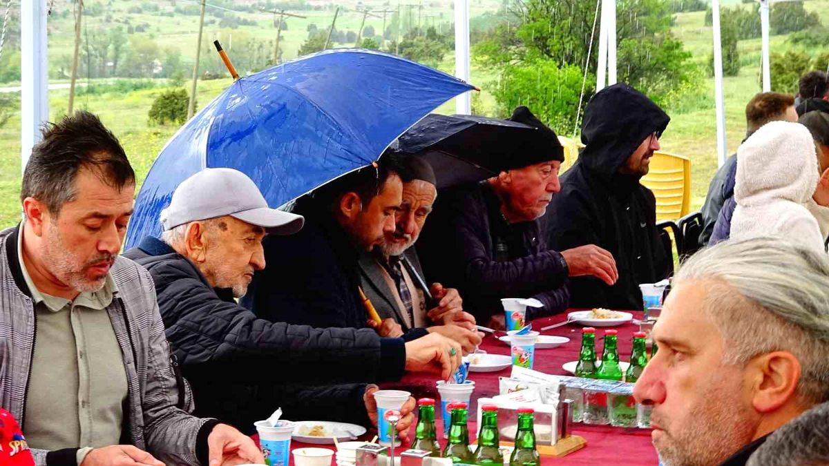 Tavşanlı'da yağmura rağmen Hıdırellez coşkusu yaşandı