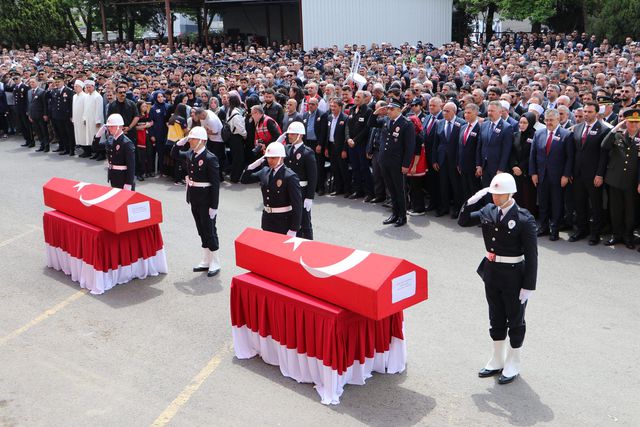 Şehit polisler son yolculuğuna uğurlandı! Cenazede kahreden detay 8 tekirdag da sehit 2 polis memuru icin toren 11 19857890 o