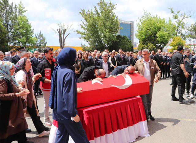 Şehit polisler son yolculuğuna uğurlandı! Cenazede kahreden detay 9 tekirdag da sehit 2 polis memuru icin toren 12 19857890 o