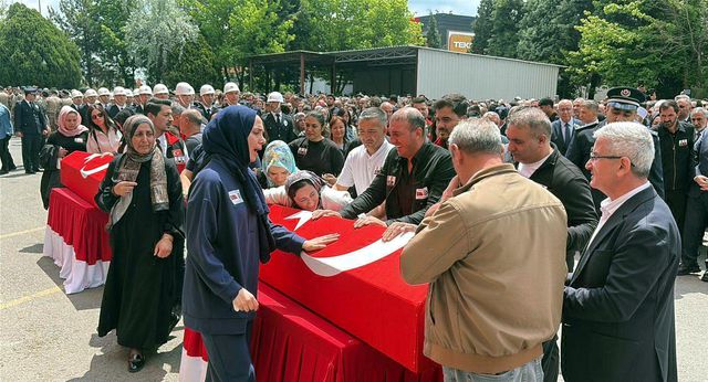 Şehit polisler son yolculuğuna uğurlandı! Cenazede kahreden detay 3 tekirdag da sehit 2 polis memuru icin toren 19857890 o