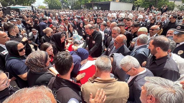 Şehit polisler son yolculuğuna uğurlandı! Cenazede kahreden detay 4 tekirdag da sehit 2 polis memuru icin toren 2 19857890 o
