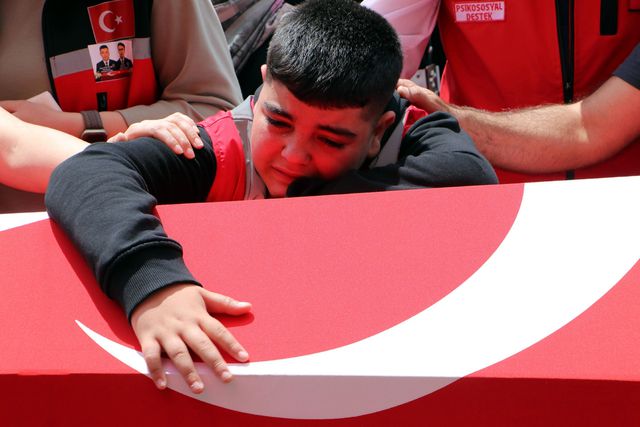 Şehit polisler son yolculuğuna uğurlandı! Cenazede kahreden detay 7 tekirdag da sehit 2 polis memuru icin toren 3 19857890 o