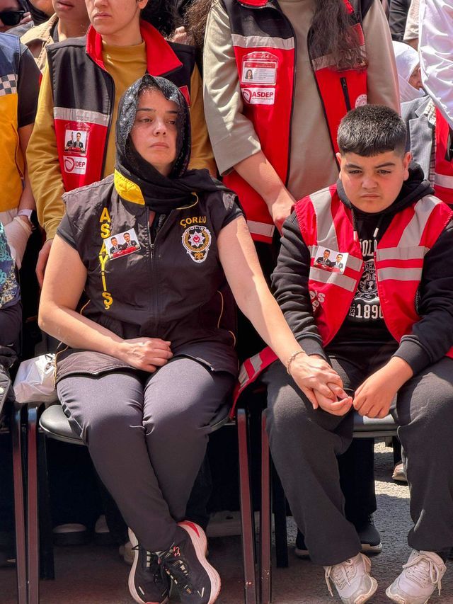 Şehit polisler son yolculuğuna uğurlandı! Cenazede kahreden detay 5 tekirdag da sehit 2 polis memuru icin toren 8 19857890 o