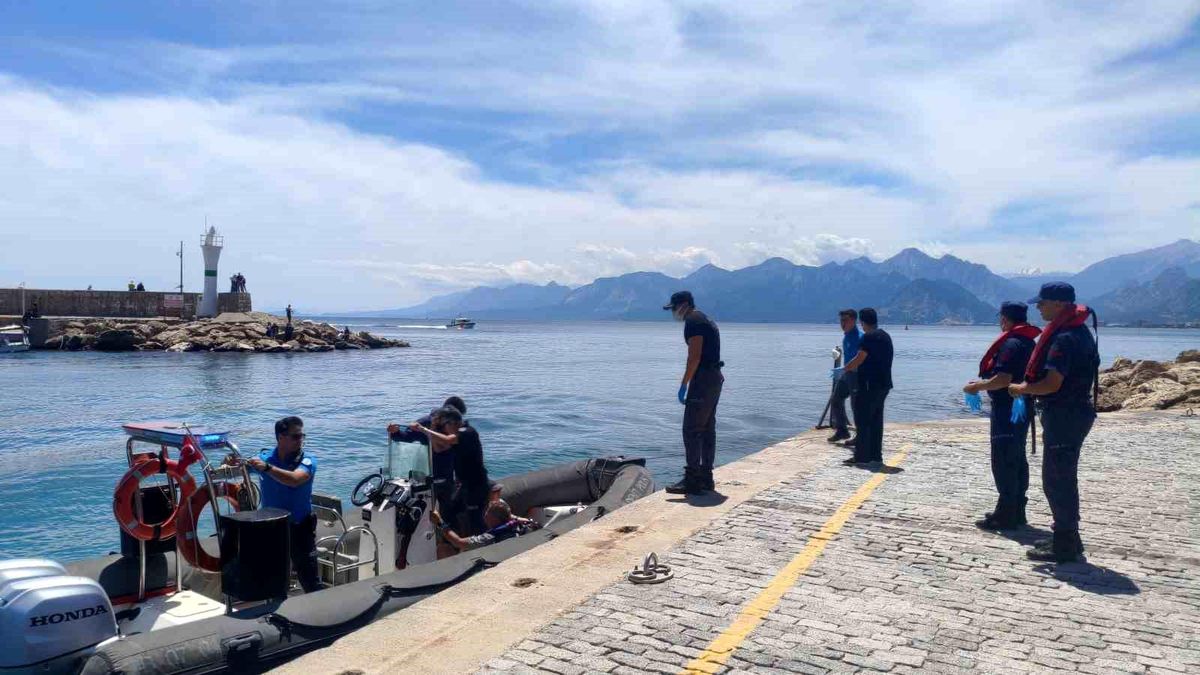 Tur teknesinde rahatsızlanan turistin yardımına deniz polisi yetişti