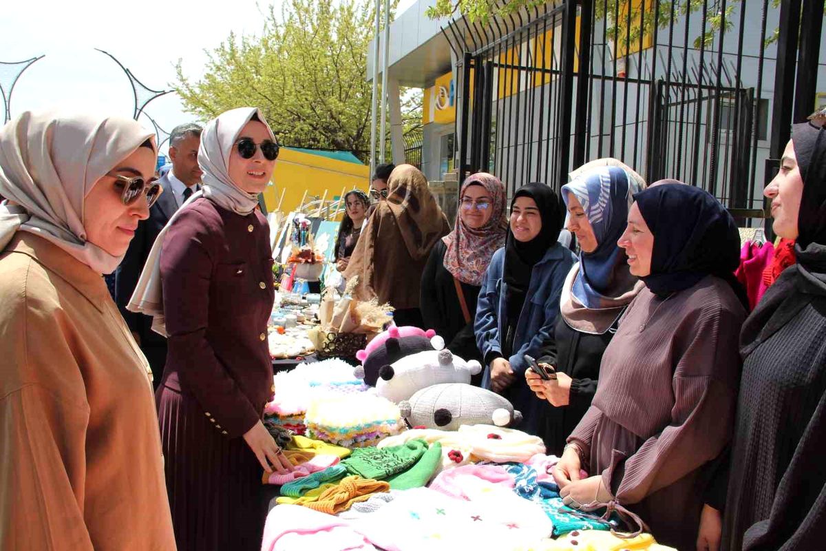 Üniversite öğrencilerinin yıl boyunca yaptıkları el emeği ürünleri görücüye çıktı