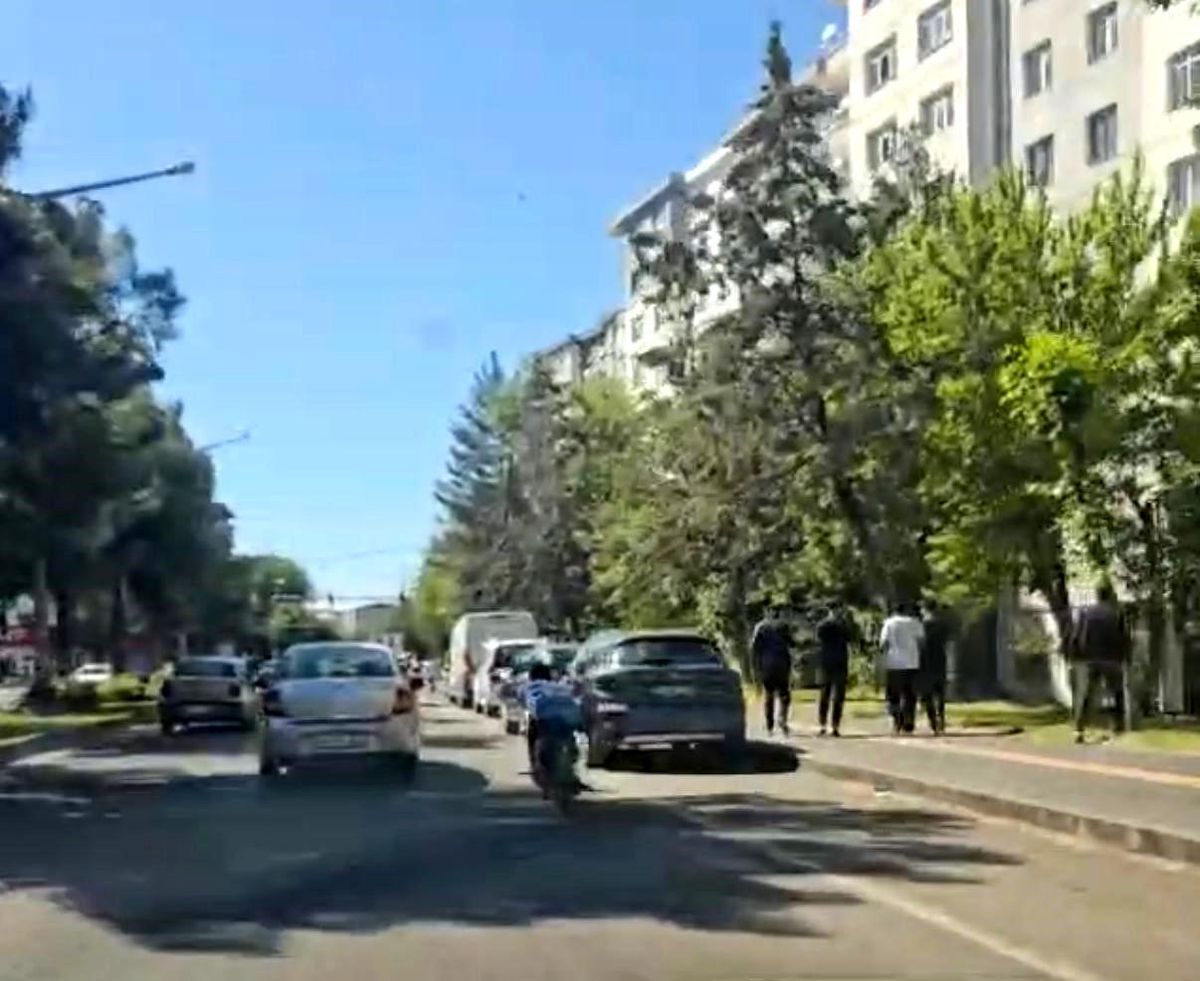 Uzanarak motosiklet kullandı, hem kendi hem başkalarının canını hiçe saydı