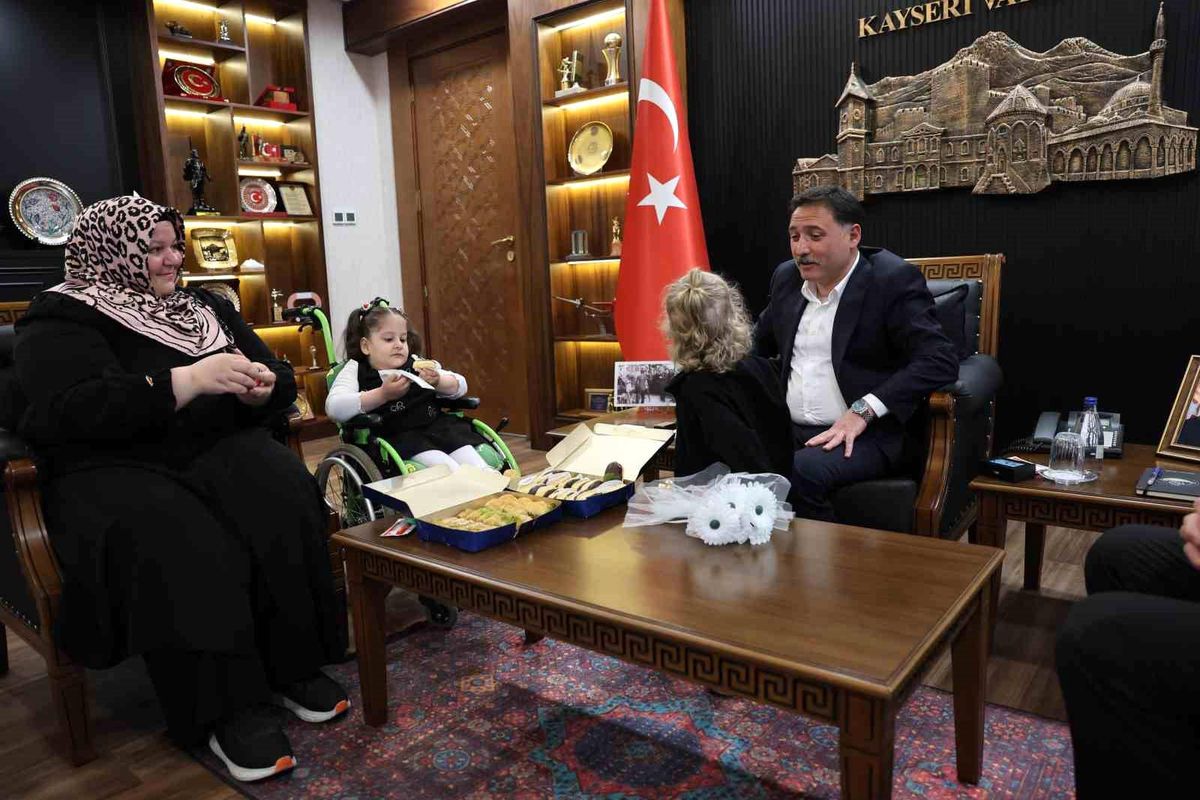 Vali Çiçek tatlı isyanıyla yüzleri güldüren Rüveyda'yı makamında ağırladı
