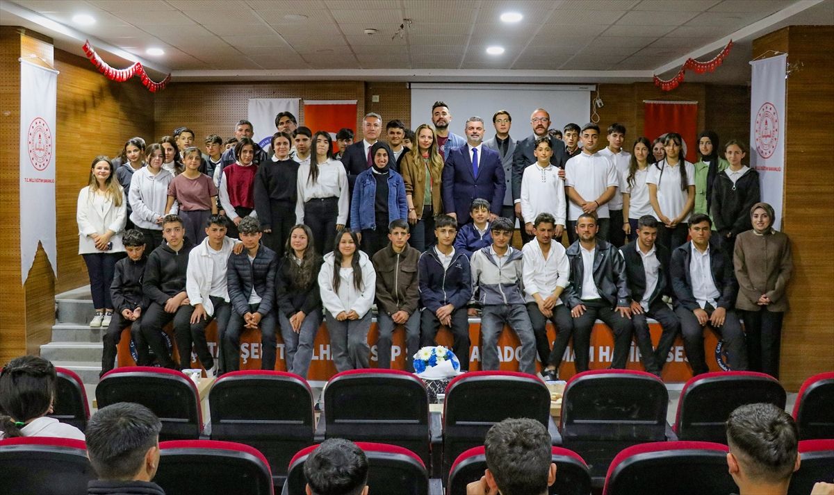 Vanlı akademisyen okulları dolaşarak öğrencileri yapay zeka konusunda bilinçlendiriyor