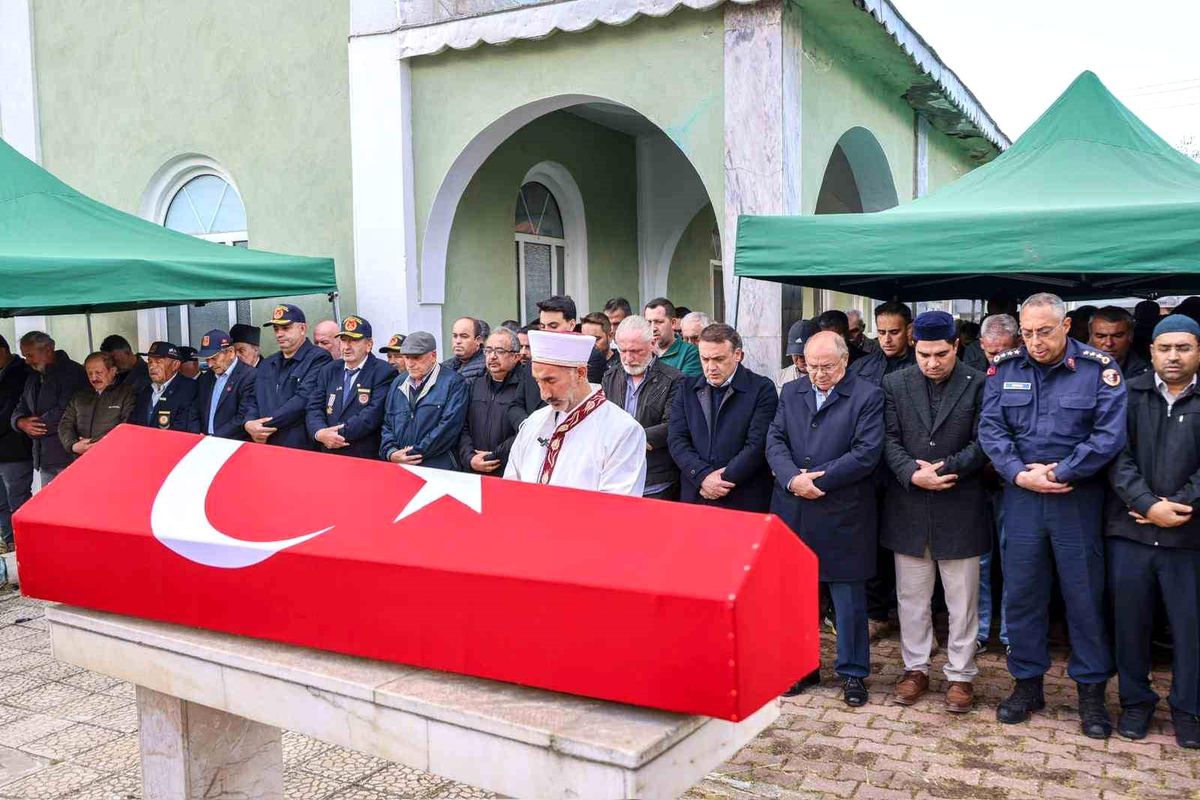 Vefat eden Kıbrıs gazisi son yolculuğuna uğurlandı