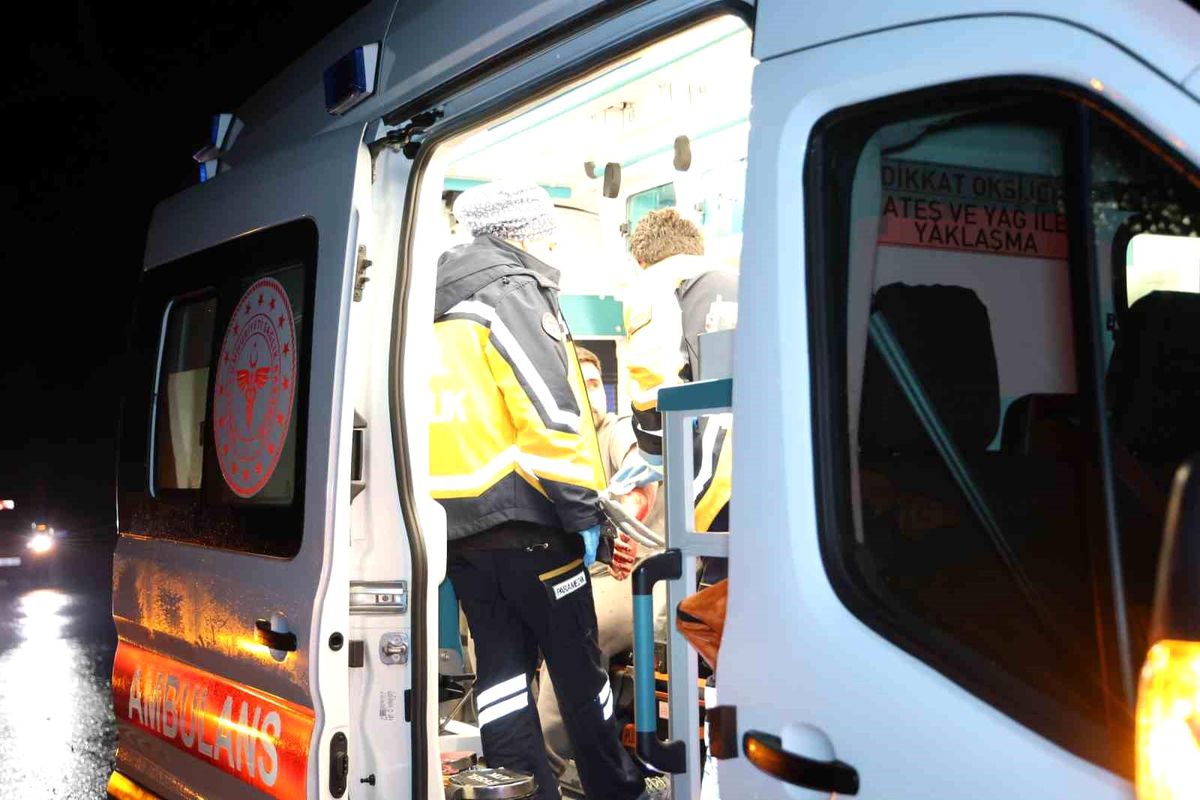 Yağış nedeniyle kontrolden çıkan otomobil takla attı: 1 yaralı
