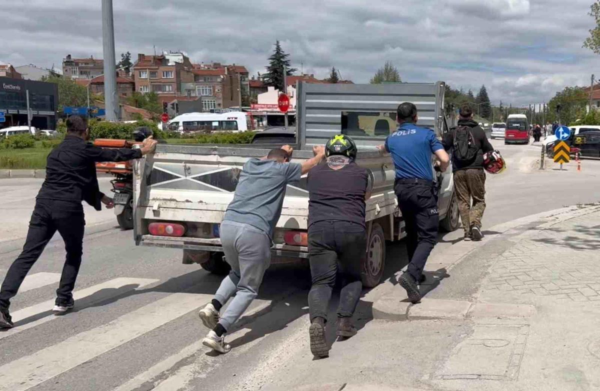 Yolda kalan kamyonetin imdadına polis ve sürücüler yetişti
