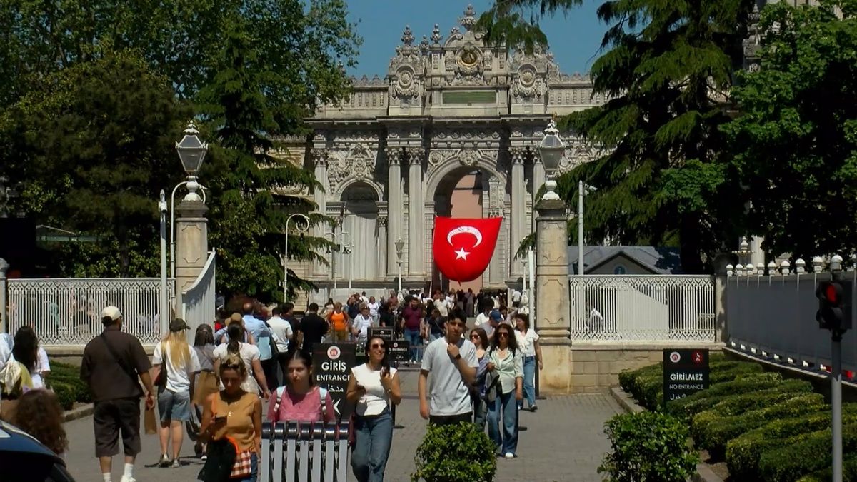 19 Mayıs Coşkusu Dolmabahçe’de Yaşandı: Ziyaretçiler Tarihi Atmosferi Duygulu Anlarla Gezdi