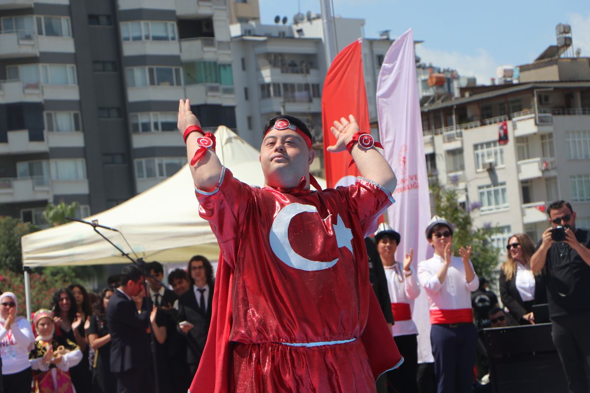 Adana'da 19 Mayıs coşkusu; Down sendromlu gençten Türk bayraklı gösteri