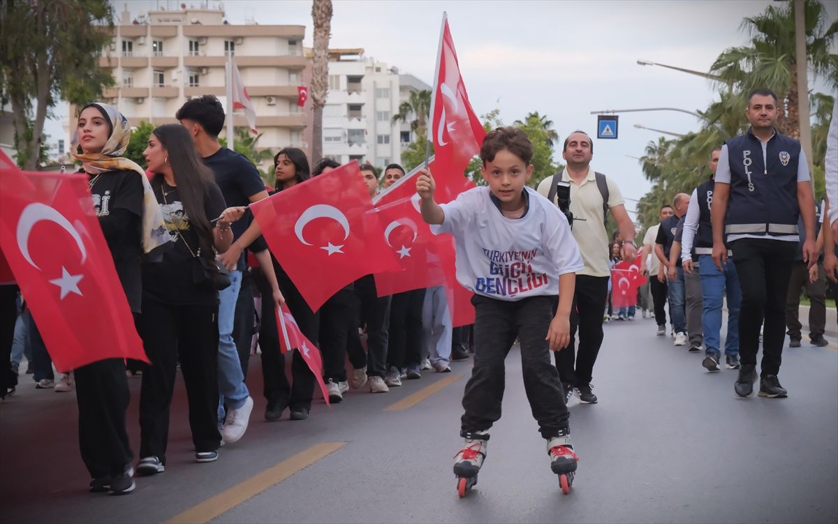 Adana ve Mersin'de 19 Mayıs coşkusu bayraklı yürüyüşle kutlandı