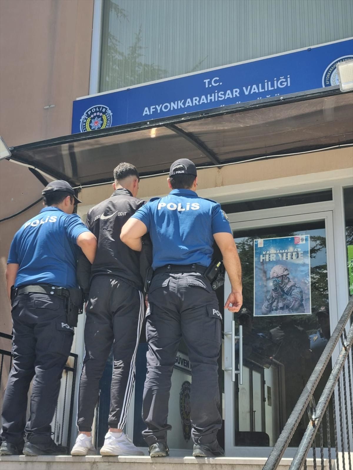 Afyonkarahisar'da kavga eden kadınları ayırmak isteyen vatandaşları bıçakla tehdit eden şüpheli yakalandı