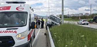 Gümüşhacıköy'de hafif ticari araç bariyerlere çıktı: 2 yaralı