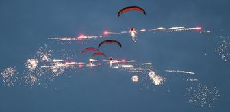 Antalya'da paramotor havai fişek gösterisi ve fener alayı düzenlendi