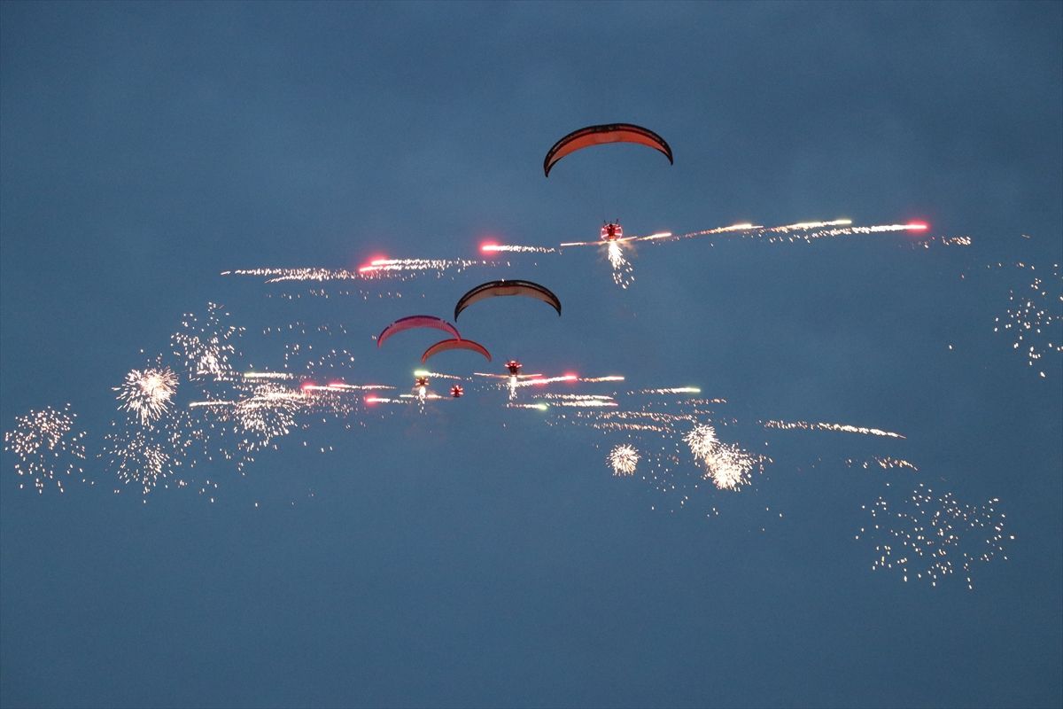 Antalya'da paramotor havai fişek gösterisi ve fener alayı düzenlendi