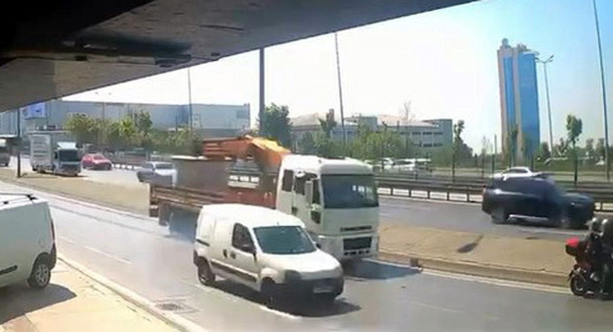 Avcılar'da TIR motosiklete çarptı: 2 yaralı