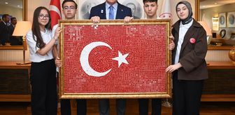 Bakan Ersoy, genç sanatçıların cam mozaik Türk bayrağını kabul etti