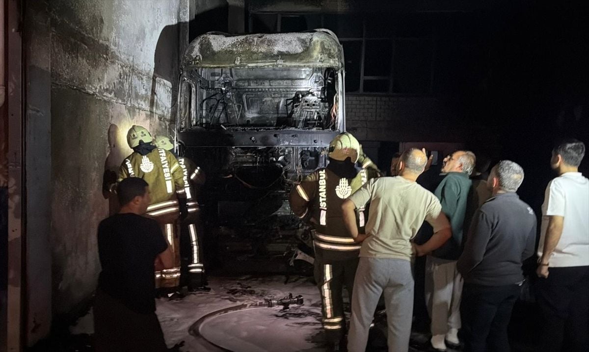 Başakşehir'de tırda başlayıp iş yerine sıçrayan yangın hasara yol açtı