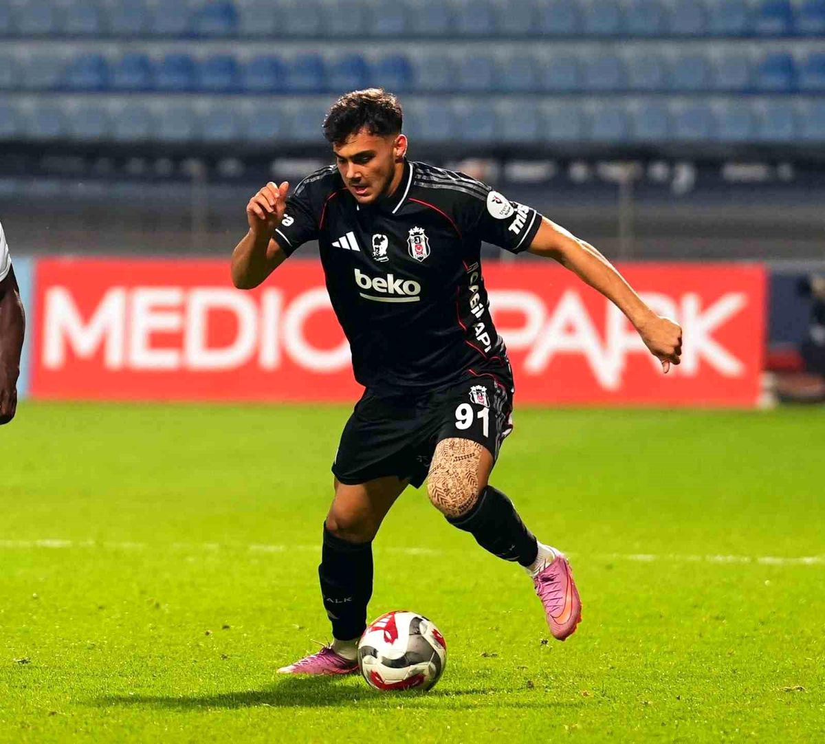 Beşiktaşlı futbolcunun ehliyetine el kondu
